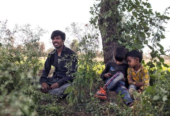 बेटे को कंधे पर बिठाकर नापी 500 KM की दूरी, फिर दिखी घर पहुंचने की खुशी