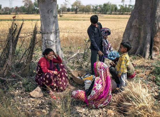 बेटे को कंधे पर बिठाकर नापी 500 KM की दूरी, फिर दिखी घर पहुंचने की खुशी