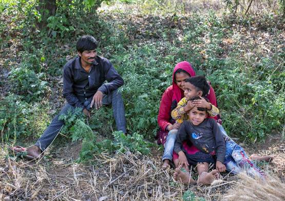 बेटे को कंधे पर बिठाकर नापी 500 KM की दूरी, फिर दिखी घर पहुंचने की खुशी