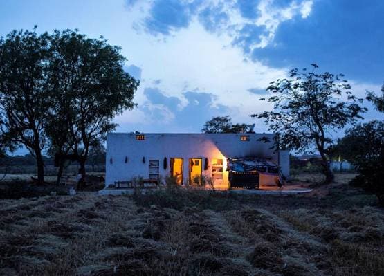 बेटे को कंधे पर बिठाकर नापी 500 KM की दूरी, फिर दिखी घर पहुंचने की खुशी