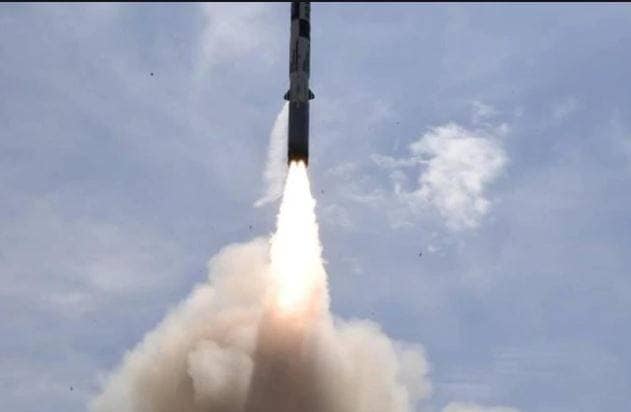 दुनिया कोरोना से परेशान, इस देश के मिसाइल दागने से लोग हैरान