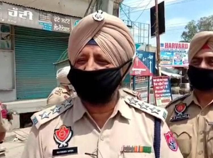 न बैंड-बाजा, न बाराती, बाइक पर विदाई और पुलिस ने की ऐसी खातिरदारी