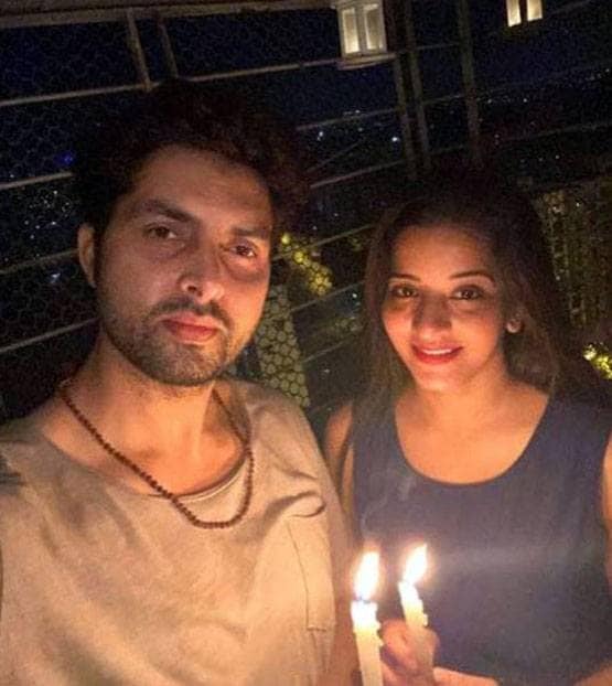 कोरोना के खिलाफ जंग: ऐश्वर्या ने जलाया दीया, अमिताभ ने जलाई टॉर्च