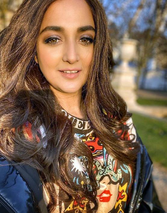 लॉकडाउन के बीच बॉयफ्रेंड संग ऐसे समय बिता रही हैं सिंगर मोनाली ठाकुर