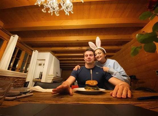 लॉकडाउन के बीच बॉयफ्रेंड संग ऐसे समय बिता रही हैं सिंगर मोनाली ठाकुर