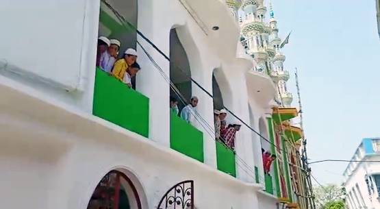 लॉकडाउन तोड़कर नमाज के लिए मस्जिद में जुटे सैकड़ों लोग