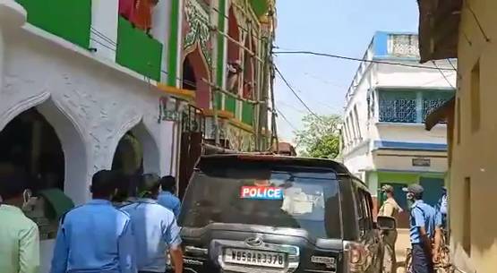 लॉकडाउन तोड़कर नमाज के लिए मस्जिद में जुटे सैकड़ों लोग