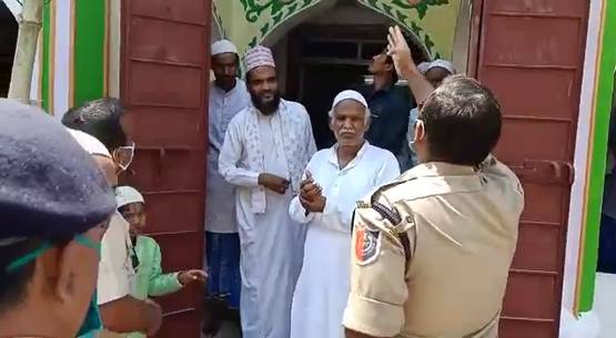 लॉकडाउन तोड़कर नमाज के लिए मस्जिद में जुटे सैकड़ों लोग