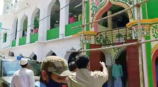 लॉकडाउन तोड़कर नमाज के लिए मस्जिद में जुटे सैकड़ों लोग