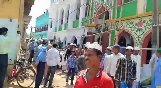 लॉकडाउन तोड़कर नमाज के लिए मस्जिद में जुटे सैकड़ों लोग