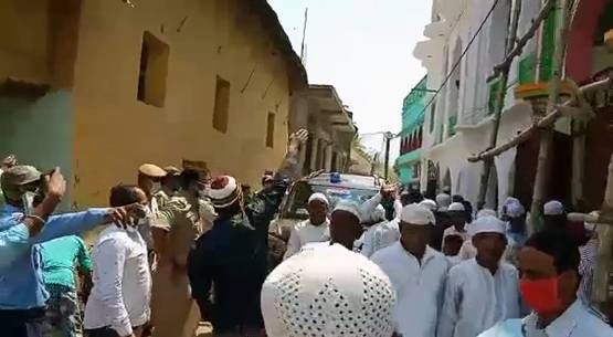 लॉकडाउन तोड़कर नमाज के लिए मस्जिद में जुटे सैकड़ों लोग