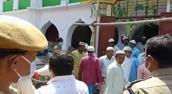 लॉकडाउन तोड़कर नमाज के लिए मस्जिद में जुटे सैकड़ों लोग