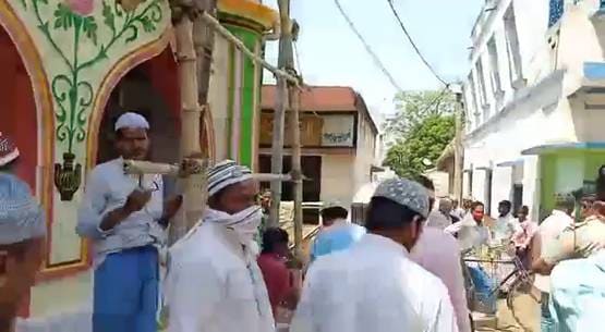 लॉकडाउन तोड़कर नमाज के लिए मस्जिद में जुटे सैकड़ों लोग