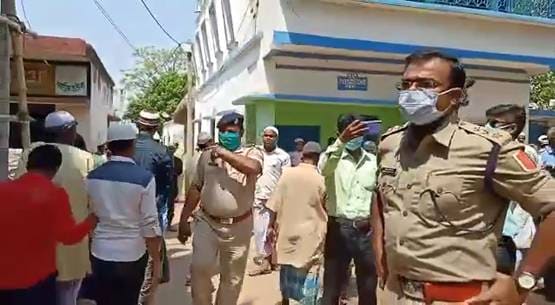 लॉकडाउन तोड़कर नमाज के लिए मस्जिद में जुटे सैकड़ों लोग