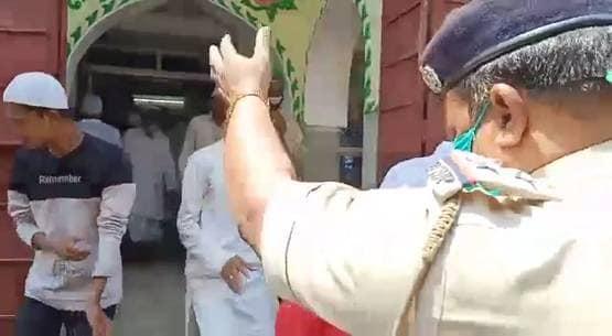 लॉकडाउन तोड़कर नमाज के लिए मस्जिद में जुटे सैकड़ों लोग