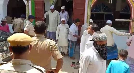 लॉकडाउन तोड़कर नमाज के लिए मस्जिद में जुटे सैकड़ों लोग