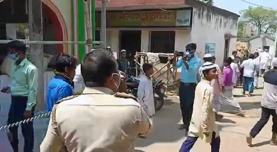 लॉकडाउन तोड़कर नमाज के लिए मस्जिद में जुटे सैकड़ों लोग