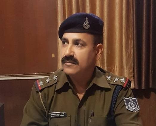कोरोना: पुलिस की नौकरी, परिवार से दूरी...वीडियो कॉल कर देती भावुक!