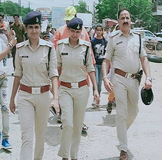 कोरोना: पुलिस की नौकरी, परिवार से दूरी...वीडियो कॉल कर देती भावुक!