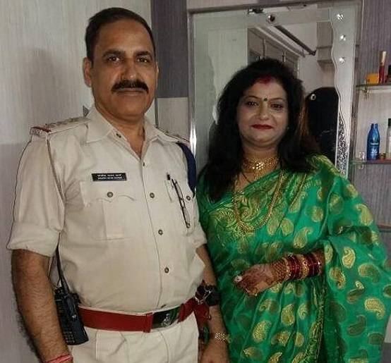 कोरोना: पुलिस की नौकरी, परिवार से दूरी...वीडियो कॉल कर देती भावुक!