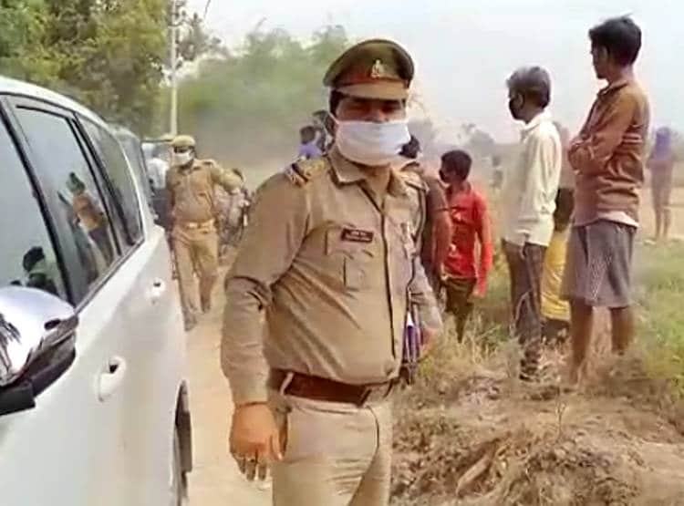 जौनपुर: फावड़े से वार कर की मां की हत्या, घर में शव दफनाकर भाग गया बेटा