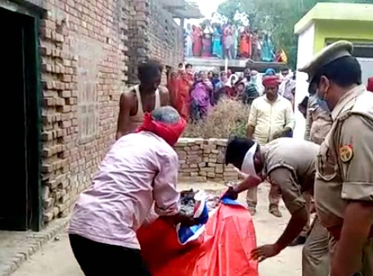 जौनपुर: फावड़े से वार कर की मां की हत्या, घर में शव दफनाकर भाग गया बेटा