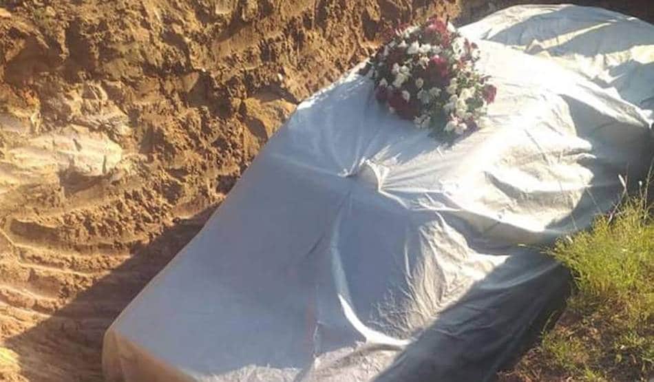 ड्राइविंग सीट पर बैठाकर 47 लाख की कार के साथ दफनाया गया ये नेता