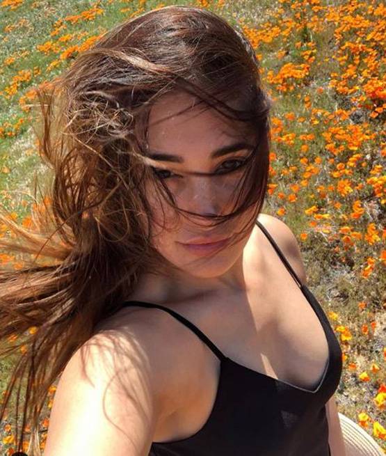 लॉकडाउन: फूलों के बगीचे में नजर आईं नरगिस फाखरी, शेयर की थ्रोबैक फोटोज