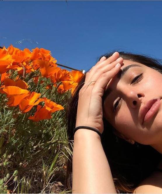 लॉकडाउन: फूलों के बगीचे में नजर आईं नरगिस फाखरी, शेयर की थ्रोबैक फोटोज