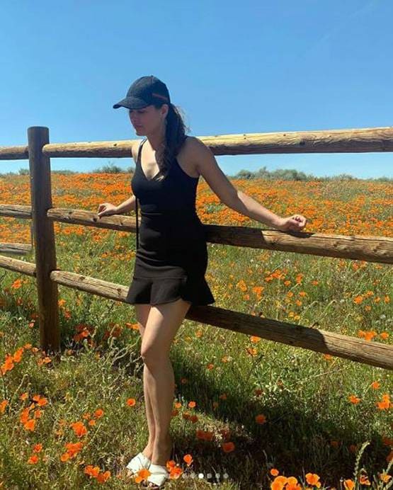 लॉकडाउन: फूलों के बगीचे में नजर आईं नरगिस फाखरी, शेयर की थ्रोबैक फोटोज