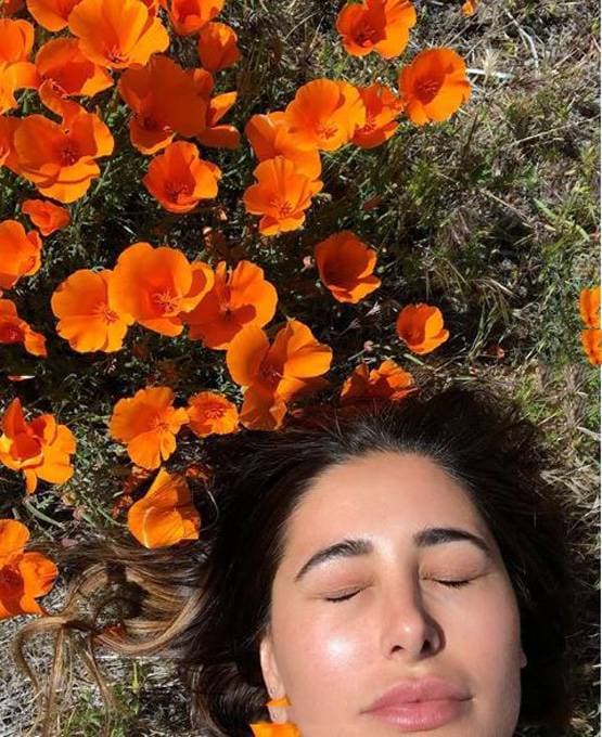 लॉकडाउन: फूलों के बगीचे में नजर आईं नरगिस फाखरी, शेयर की थ्रोबैक फोटोज