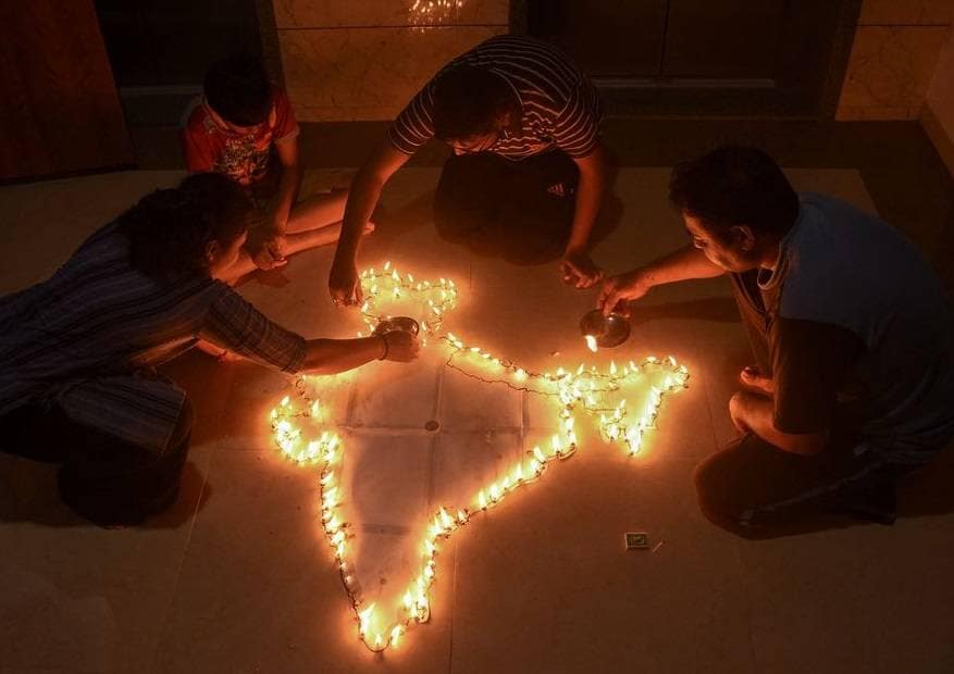 कोरोना का अंधकार दूर करने के लिए दीपों से जगमगाया पूरा भारत, देखें तस्वीरें