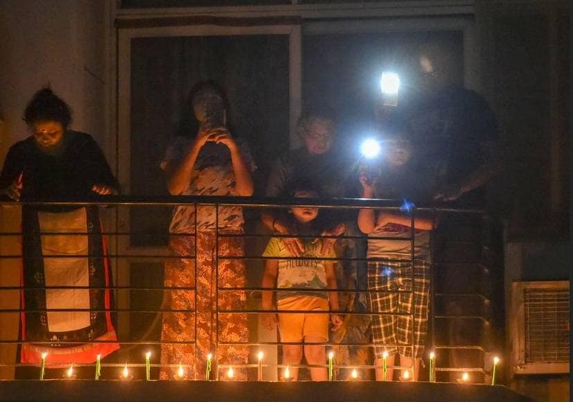 कोरोना का अंधकार दूर करने के लिए दीपों से जगमगाया पूरा भारत, देखें तस्वीरें