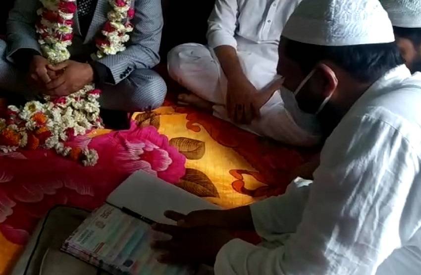 मास्क पहनकर दूल्हा-दुल्हन ने किया निकाह, बारात में सिर्फ 5 लोग शामिल