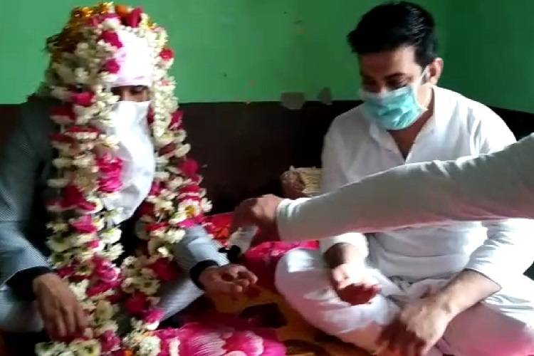 मास्क पहनकर दूल्हा-दुल्हन ने किया निकाह, बारात में सिर्फ 5 लोग शामिल