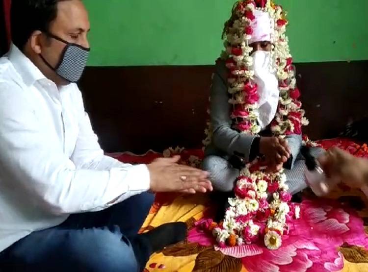 मास्क पहनकर दूल्हा-दुल्हन ने किया निकाह, बारात में सिर्फ 5 लोग शामिल