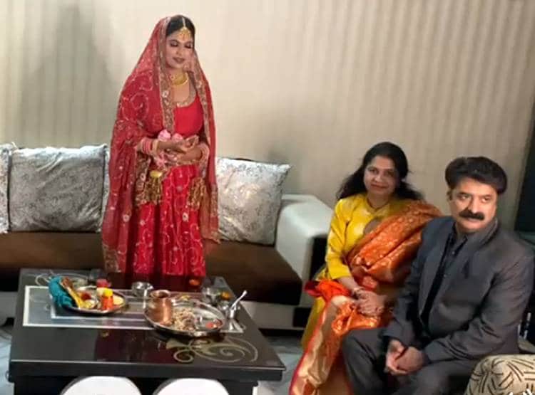 दूल्हा मुंबई तो दुल्हन बरेली में, ऑनलाइन निभाईं शादी की रस्में