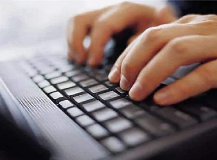 घर से ही निपटाएं बैंकिंग से जुड़े काम, इन बातों का रखें ध्यान