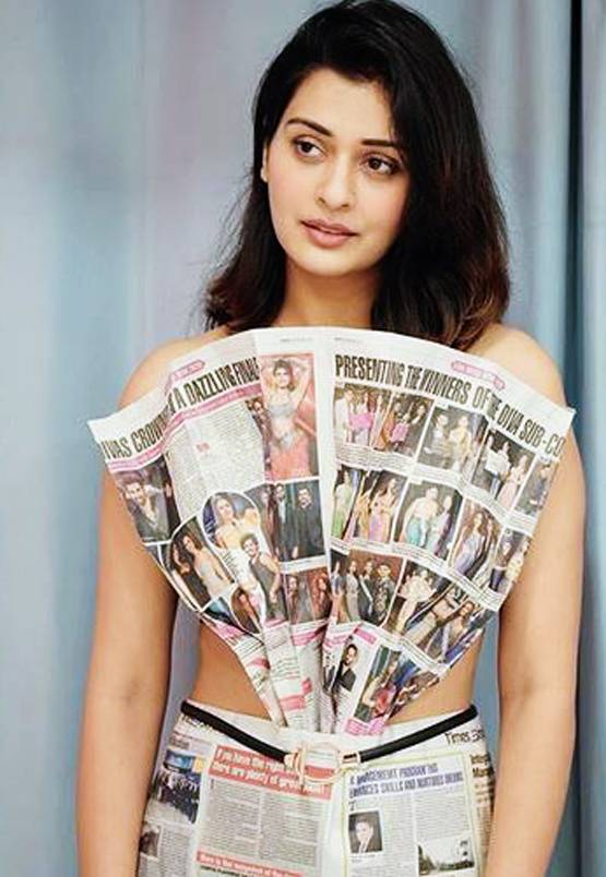 लॉकडाउन में एक्ट्रेस की न्यूजपेपर ड्रेस वायरल, लोगों ने यूं उड़ाया मजाक