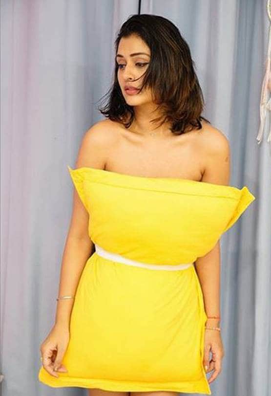 लॉकडाउन में एक्ट्रेस की न्यूजपेपर ड्रेस वायरल, लोगों ने यूं उड़ाया मजाक