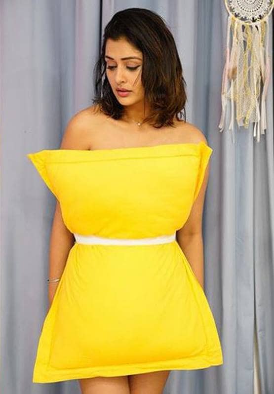 लॉकडाउन में एक्ट्रेस की न्यूजपेपर ड्रेस वायरल, लोगों ने यूं उड़ाया मजाक