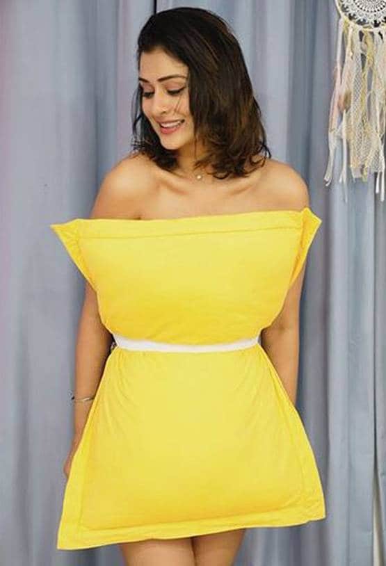 लॉकडाउन में एक्ट्रेस की न्यूजपेपर ड्रेस वायरल, लोगों ने यूं उड़ाया मजाक