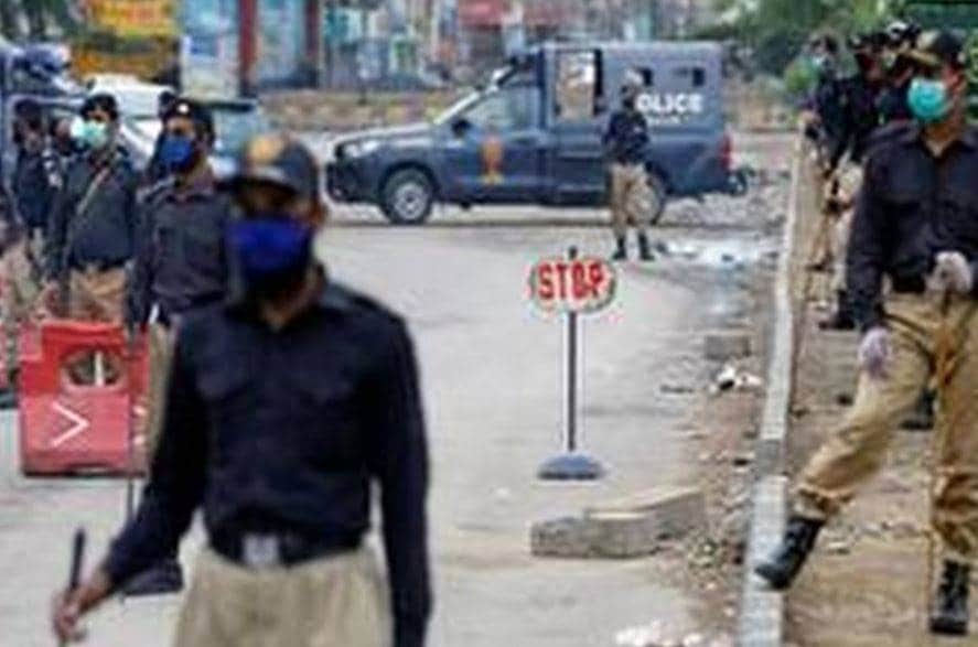 कोरोना की वजह से दांव पर लगी इमरान की कुर्सी, PAK सेना ने दिखाई ताकत