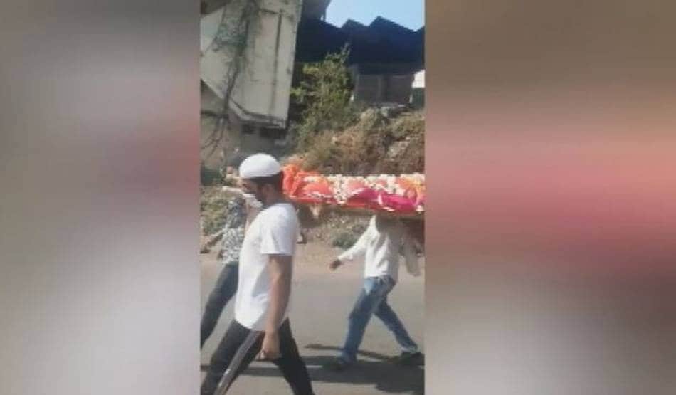 नहीं थे अंतिम संस्कार के पैसे, मुस्लिम भाइयों ने दिया हिंदू महिला को कंधा