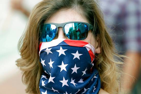 अमेरिका में लॉकडाउन के खिलाफ बड़े पैमाने पर प्रदर्शन, राइफल लेकर निकले युवा