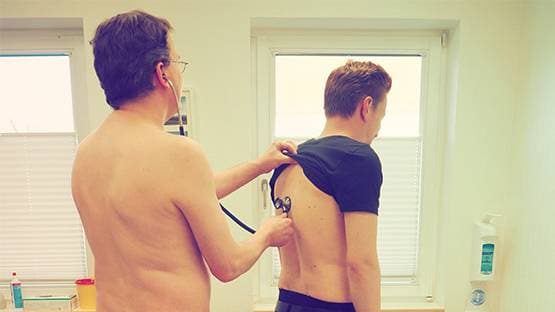 इस देश में नेकेड क्यों हो रहे हैं कोरोना का इलाज कर रहे डॉक्टर्स?