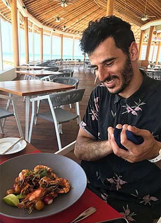 कोरोना के चलते खत्म नहीं हो पा रहा आलीशान रिजॉर्ट में इस कपल का हनीमून