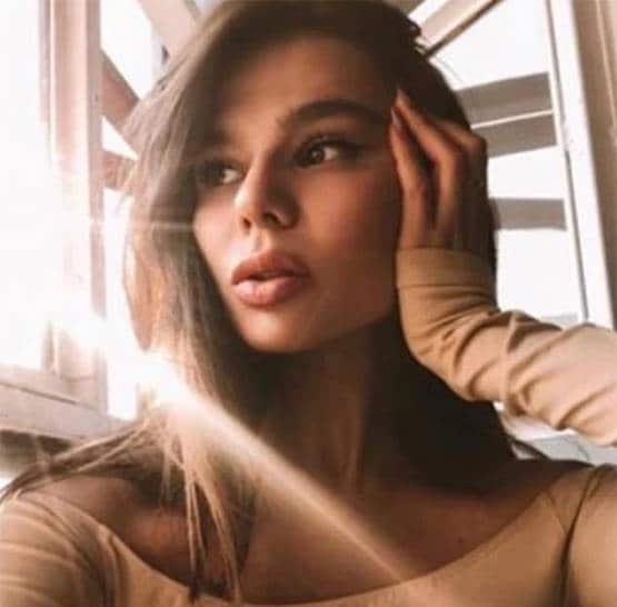 नियम तोड़कर मॉडल संग पूल पार्टी कर रहे थे विदेशी, लोग बोले- शर्म करो