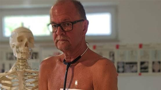 इस देश में नेकेड क्यों हो रहे हैं कोरोना का इलाज कर रहे डॉक्टर्स?