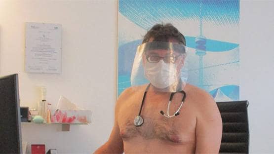 इस देश में नेकेड क्यों हो रहे हैं कोरोना का इलाज कर रहे डॉक्टर्स?